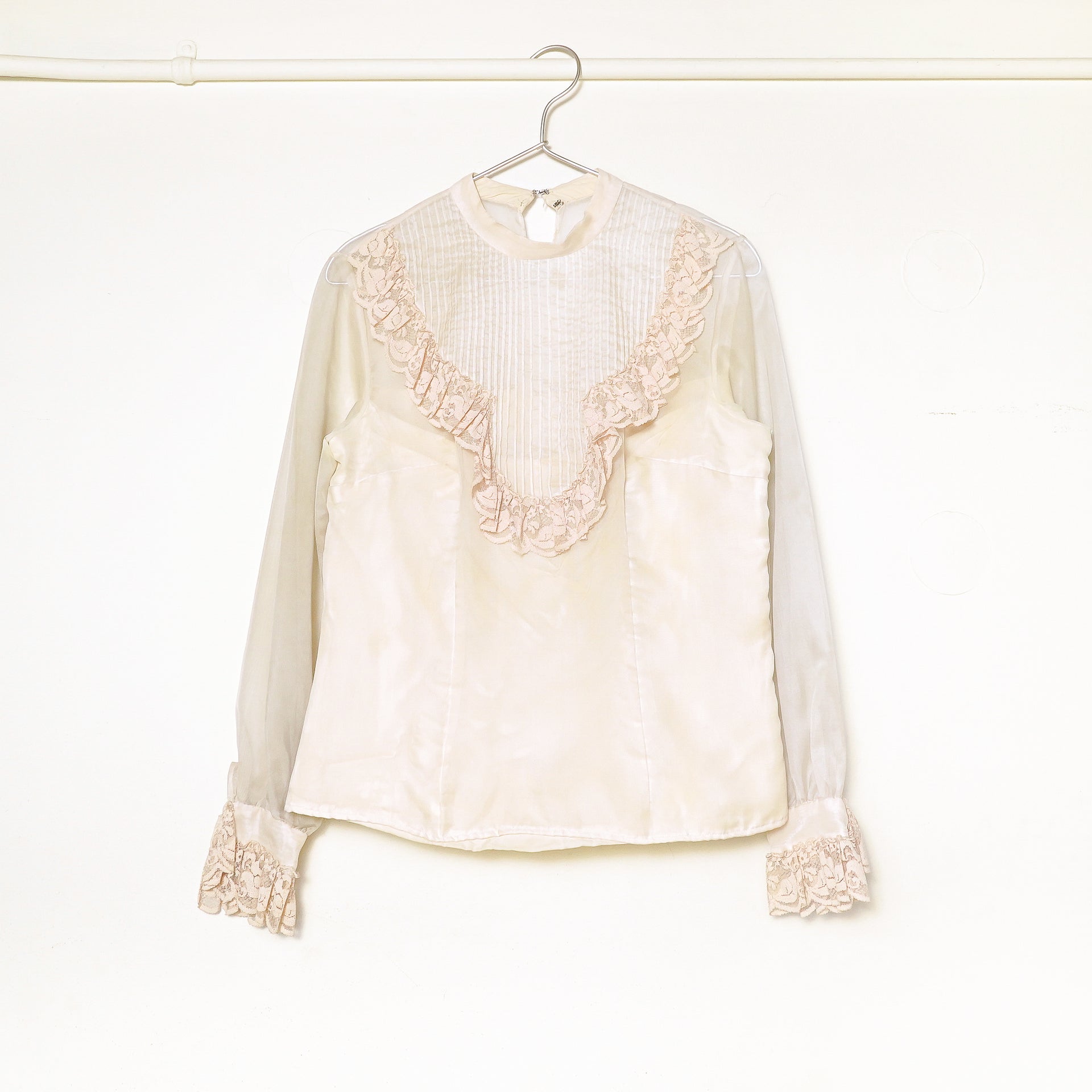 LACE SWITCHING BLOUSE
