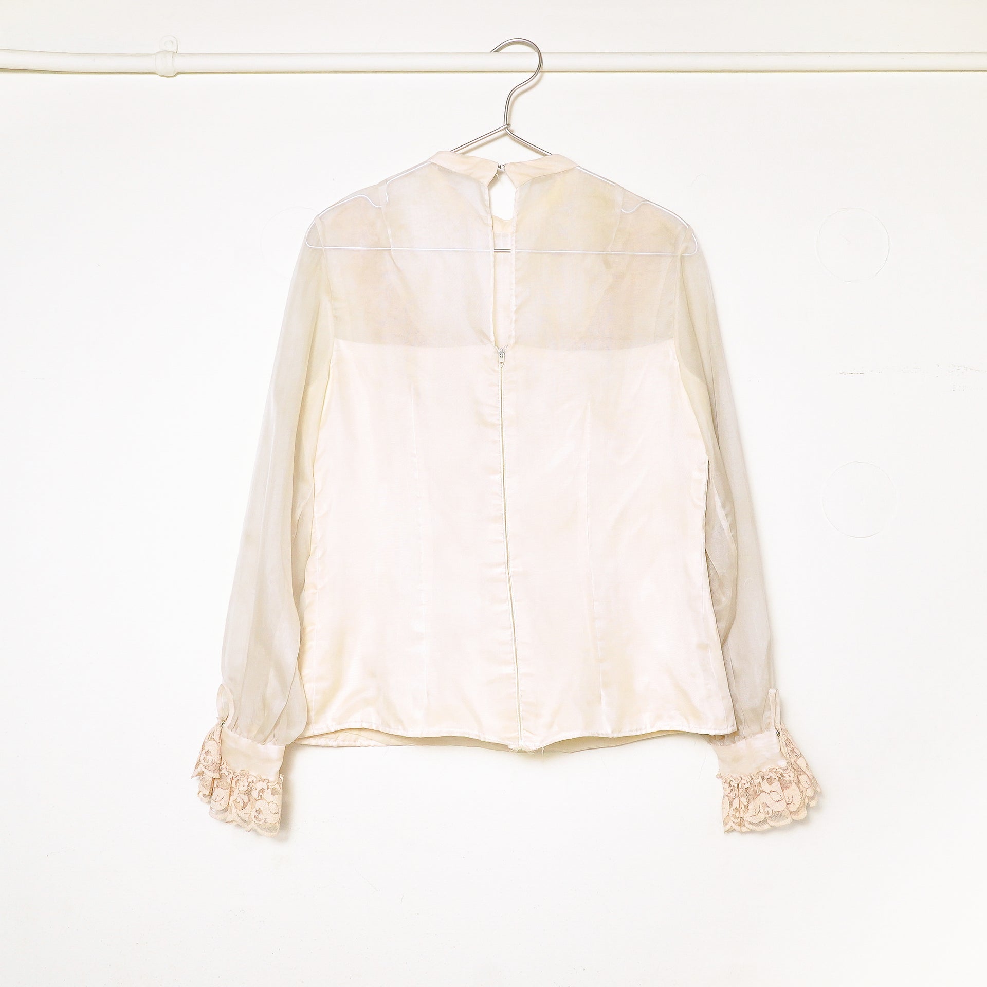 LACE SWITCHING BLOUSE