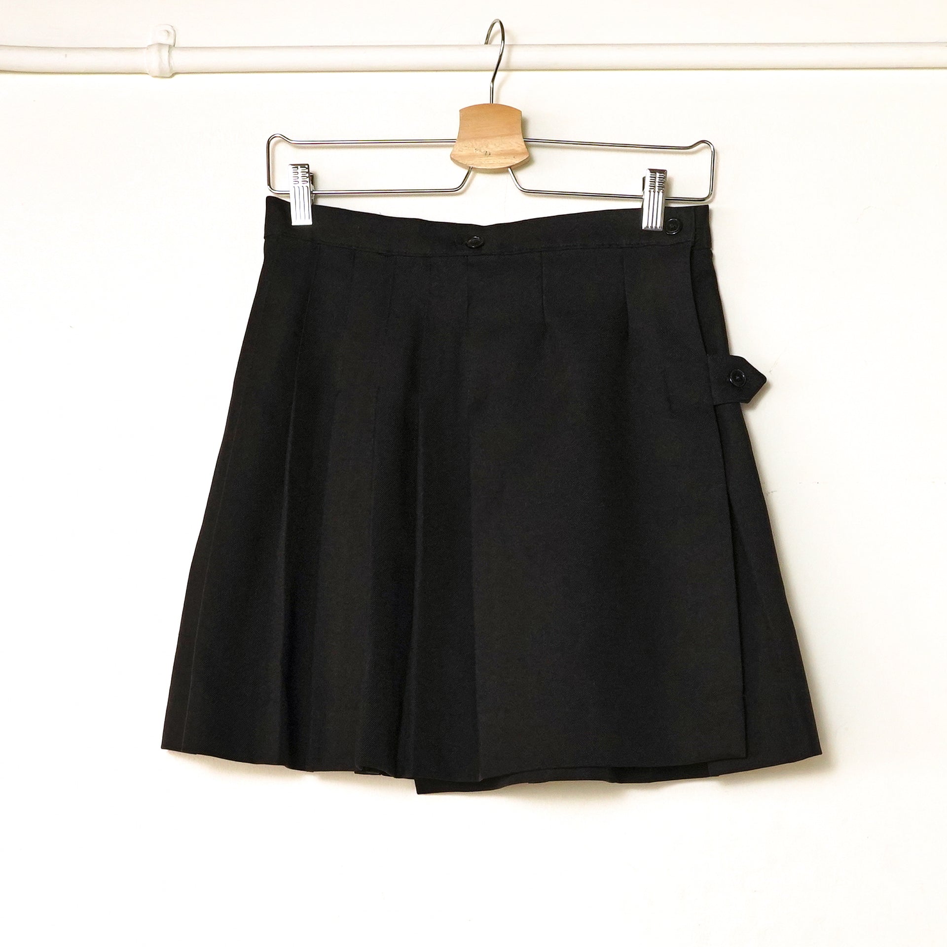 BLACK PLEATS SKIRT