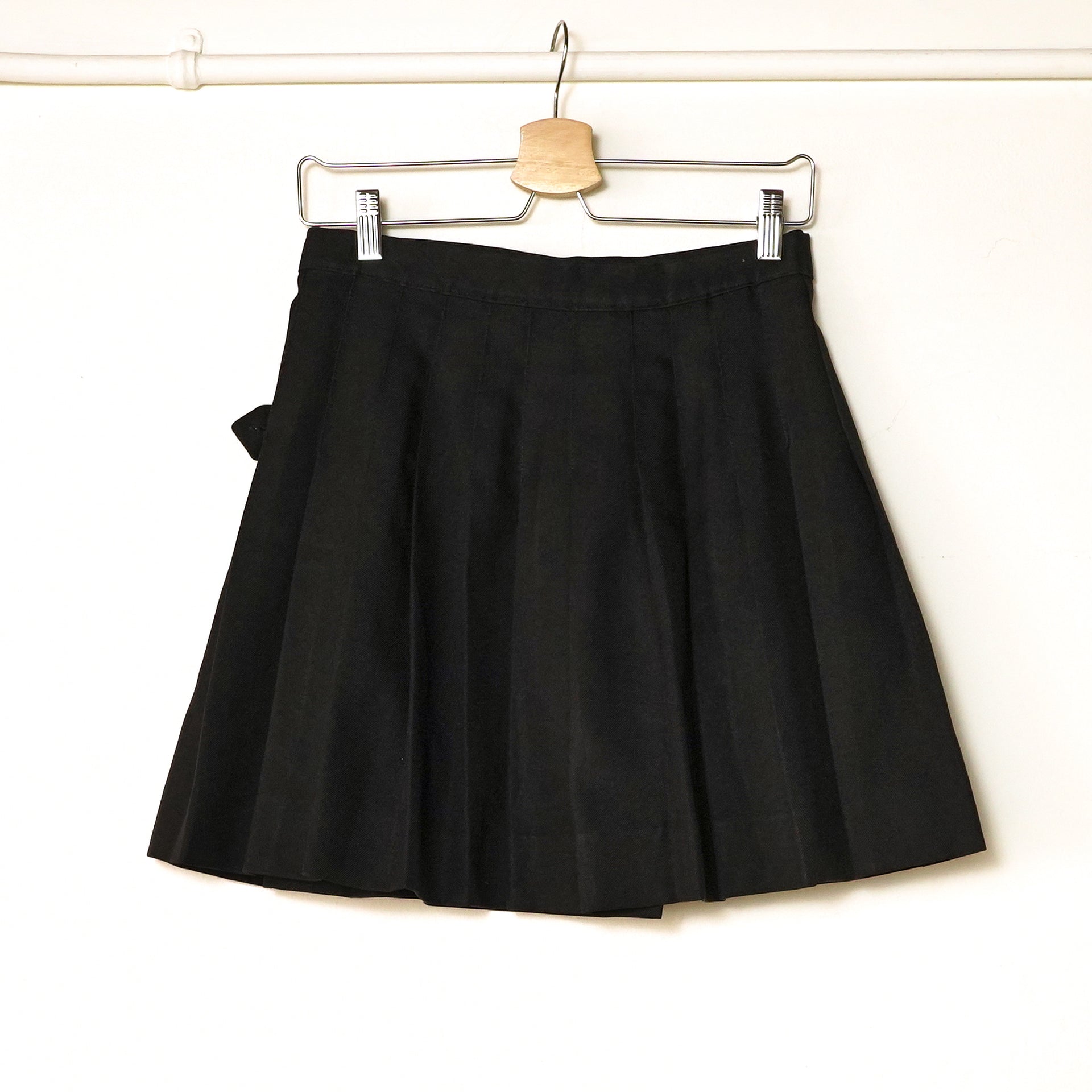 BLACK PLEATS SKIRT