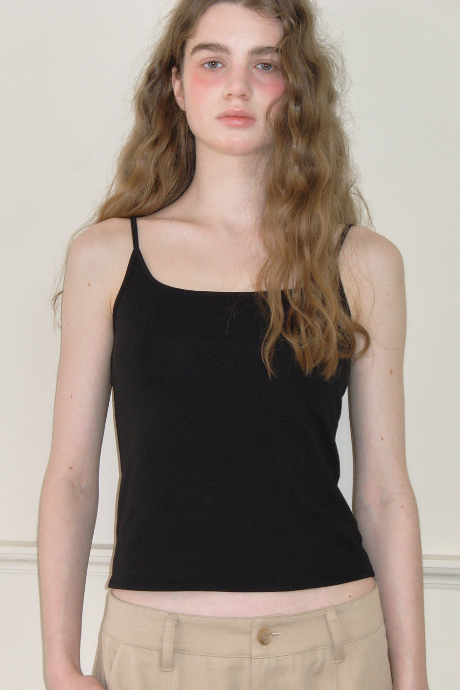 VARY STRAP SLEEVELESS TOP [BLACK]